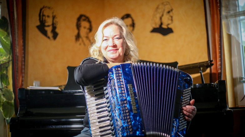 Kerstin Naumann führt ihre Musikschule Fröhlich in Großröhrsdorf seit 30 Jahren mit großer Leidenschaft. Mit ihrem Akkordeonorchester "Harmony Dreams" gibt sie am 18. März ein Konzert im Rödersaal.