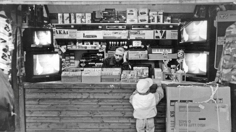 Mit der Wende wendete sich das Blatt auch beim Fernseherkauf: Die Sächsische Zeitung schrieb zu diesem Foto am 19. Dezember 1990: "Einen Pal Decoder, bitte, möchte Weihnachten die ARD Trickfilme in Farbe sehen."