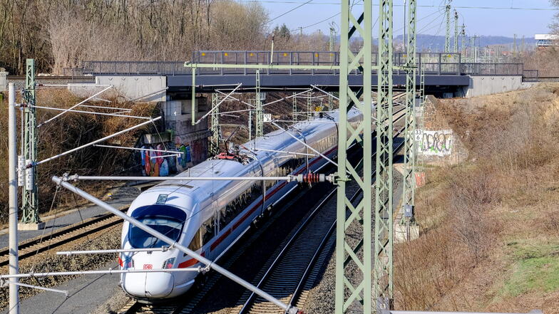 In Coswig wird bald wieder an den Bahnstrecken gebaut: Ab Mai 2024 will die Deutsche Bahn neue Schallschutzwände errichten.