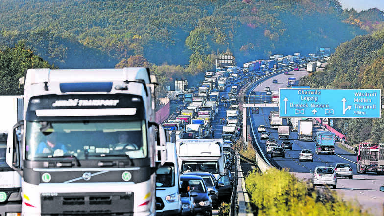 2018 kam es nach Unfällen an der Autobahnabfahrt Wilsdruff oft zu langen Staus. So auch am 10. Oktober, als in Fahrtrichtung Dresden ein litauischer Brummi-Fahrer das Stauende übersah und auf einen Sattelzug donnerte.