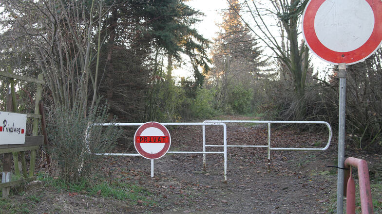 Der Radweg am Stausee Baderitz ist als solcher nicht mehr nutzbar. Die Schilder weisen darauf hin, dass es sich um Privatgelände handelt.