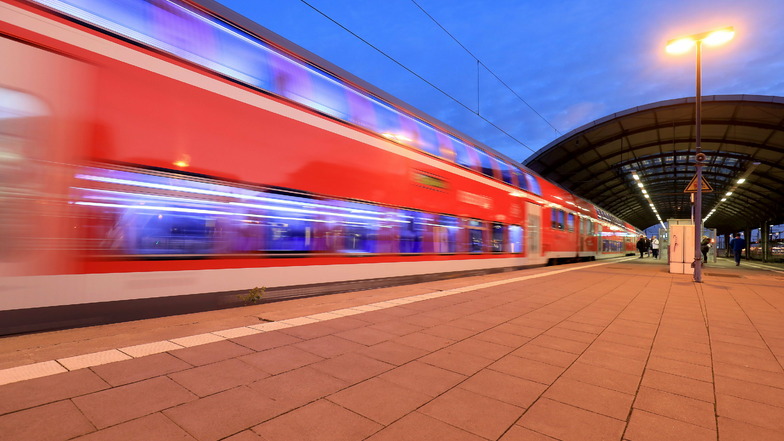 Mit dem neuen Deutschlandticket wollen Politik und Bahnunternehmen ab 1. Mai Bahnsteige und Bushaltestellen füllen. Viele Experten haben da ihre Zweifel, für sie ist das Angebot zu teuer.