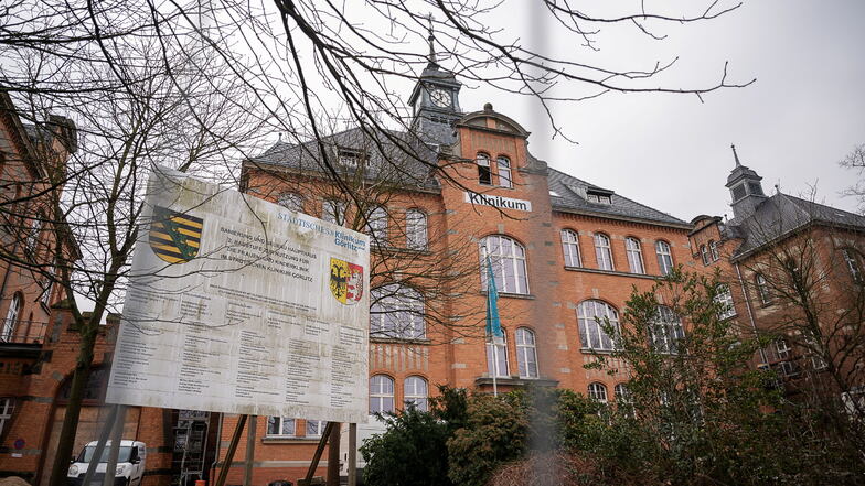 Das Bauschild stand lange genug vor dem alt-neuen Haupteingang des Görlitzer Klinikums.