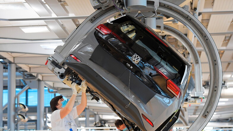 In großen Industriebetrieben, wie der Gläsernen Manufaktur von Volkswagen in Dresden, könnten die neu ausgebildeten Azubis tätig werden.