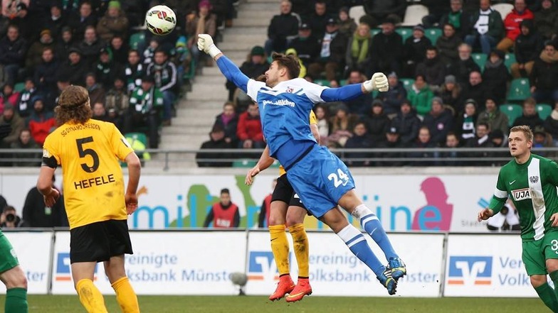 Dynamo-Torwart Patrick Wiegers faustet den Ball.