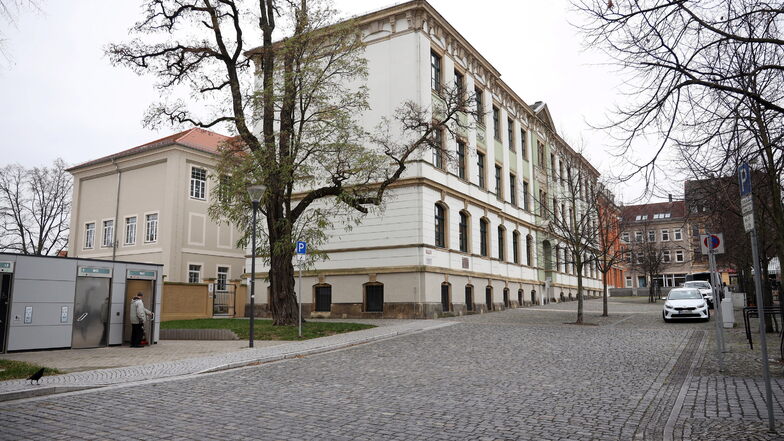Sieht hier recht ruhig aus: Die 1. Grundschule "Käthe Kollwitz" am Rathausplatz in Riesa ist noch bis 3. Dezember wegen Corona-Ausbrüchen teilweise geschlossen.