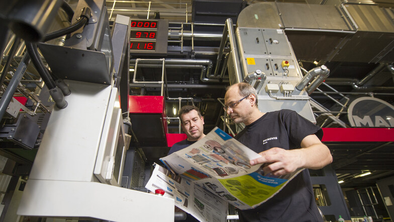 Zwei Prinovis-Mitarbeiter begutachten 2015 die ersten Produkte der Offset-Druckmaschinen, die das Dresdner Werk bereits damals erwarb, um konkurrenzfähiger zu werden.