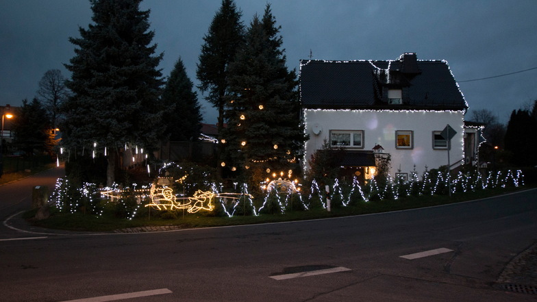 Mehr als 10.000 Lichter schmücken das Haus und das Gelände von Familie Kroschke.