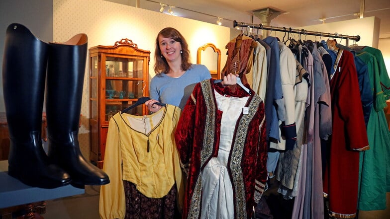 Museumsleiterin Anja Hirschberg mit einigen der neu erworbenen Kostüme aus dem Abverkauf der Semperoper.