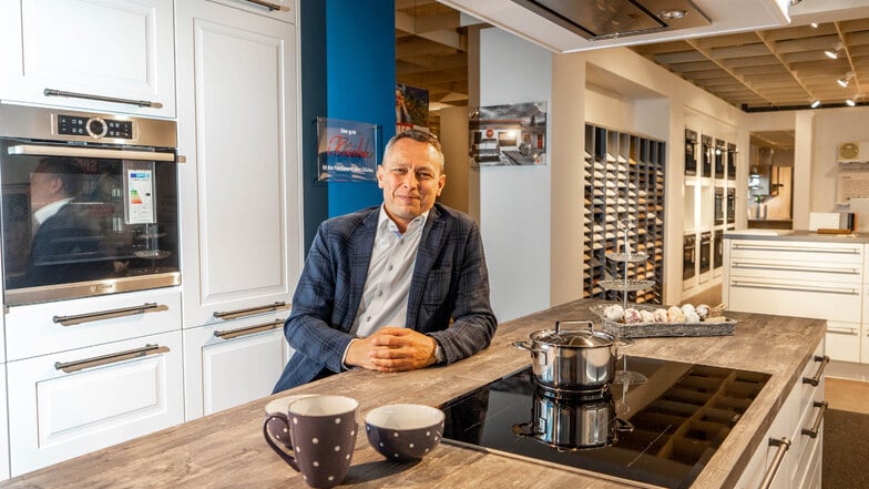 Geschäftsführer Tommy Fietze steht im Küchenfachmarkt von Multi-Möbel an der Neusalzaer Straße in Bautzen. Weil die rund 720 Quadratmeter große Küchenabteilung als eigenständige GmbH firmiert, darf dieser Teil des Möbelmarktes öffnen, alles andere nicht.