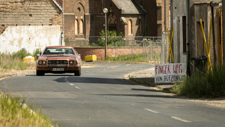 Schicke Dreckskarre: Mit einem Ford Gran Torino kutschieren die Kommissare durch das verlassene Dorf. Clint Eastwood hat man einen ganzen Film nach dem Auto benannt.