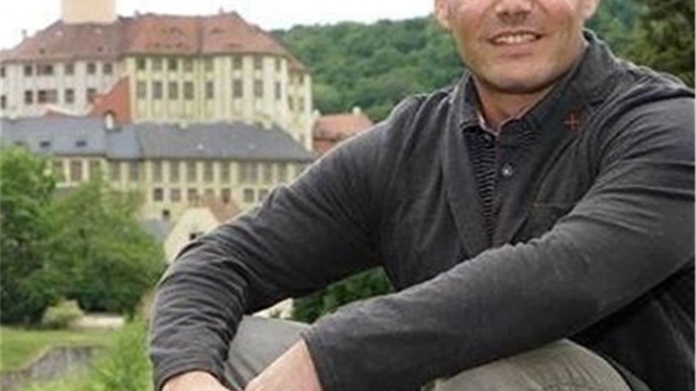 Silvio Zimmel ist 41 Jahre und in Bad Schlema geboren. Von Beruf ist er Fußbodenleger. Er wohnt in Weesenstein, ist verheiratet, hat einen Sohn. Zu seinen Hobbys gehören der Sport und kommunalpolitische Prozesse. Regelmäßig besucht er Sitzungen des Gemein