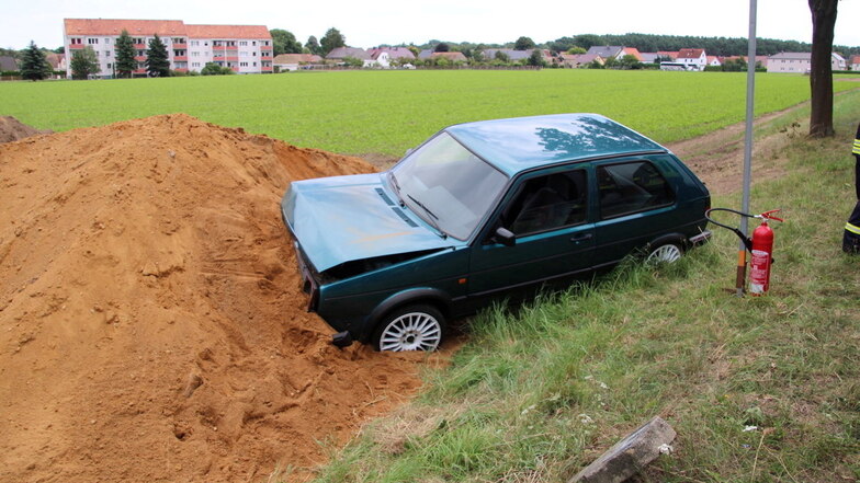 Auf der Flucht vor der Polizei landete ein Golffahrer am Dienstagnachmittag in Kamenz in einem Sandhaufen.