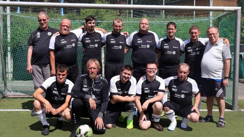 Daumen drücken! Das Behinderten-Team des VfB (hier mit Trainer Bernd Höhne/re.) tritt bei den Deutschen Meisterschaften der Werkstätten für behinderte Menschen an.