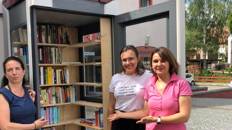 Grit Liebscher (v.l.), Victoria Siegler und Antje Northe haben die Bücher-Schenke am Höckendorfer Markt neu eingeräumt. Jetzt hoffen sie auf viele Leser und Tauscher.