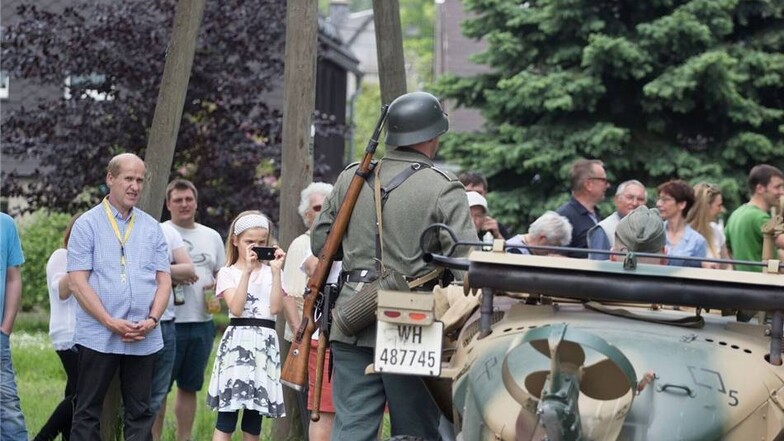 Mit poliertem Stahlhelm, geputztem Karabiner und geöltem Klappspaten spaziert ein Verkleideter in Wehrmachtskluft durchs Dorf, flankiert vom knatternden Geländewagen.