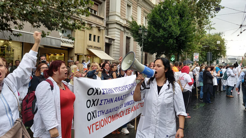 So wie hier in Athen demonstriert ungeimpfte Beschäftigte aus dem Gesundheitswesen derzeit in vielen griechischen Städten.
