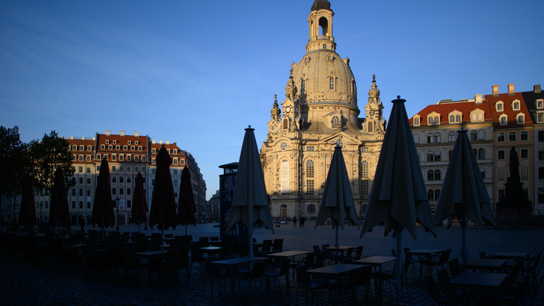 Sie Lage ist düster: Am Dresdner Neumarkt sind Sonnenschirme, Tische und Stühle von Restaurants geschlossen.