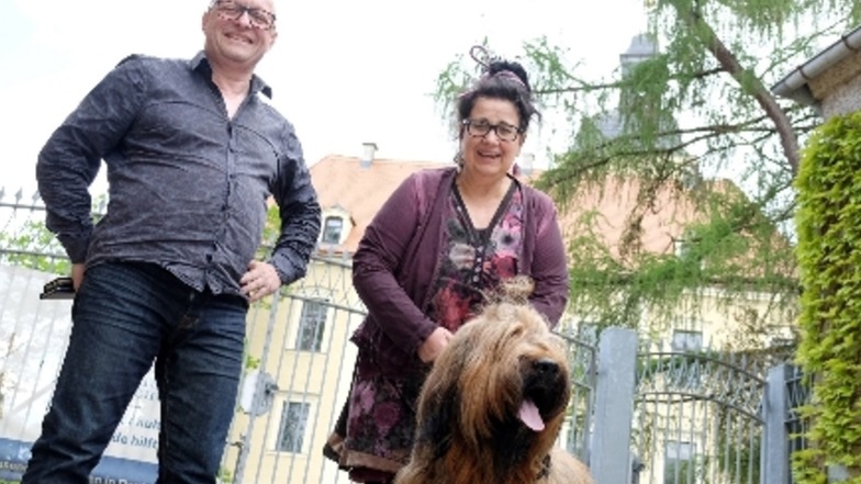 Gruppenbild mit Hund Aramis Arthur: Erika Koortmann und Antonio Antrilli organisierten von Freitag bis Sonntag kreative Frühlingstage in Hirschstein.