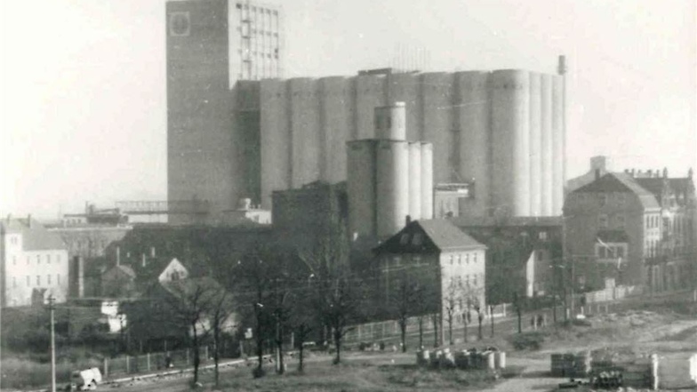 So sah die Bahnhofstraße 1976/77 aus. Da wurde gerade Platz für den Bau der Hochhäuser gemacht, wie eine Aufnahme aus dem Bestand des Museums Riesa zeigt.