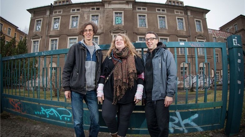 Carsten Ungewitter (l.), Lisa Beyer und Felix Gutte wollen auf der Königsbrücker Straße ein Zentrum bauen, in dem Flüchtlinge und Dresdner zusammenwohnen. Dazu haben sie den Verein „Elixir“ gegründet.