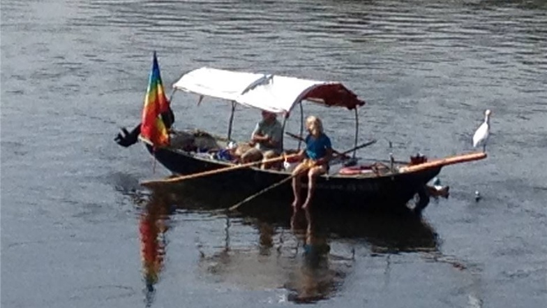 ... ein Kahn mit Sonnensegel - immer wieder sind Spaßboote zu sehen.