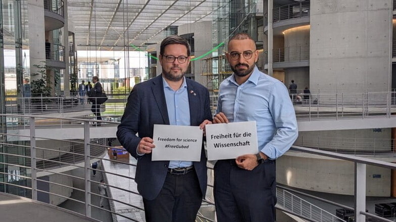 Die Bundestagsabgeordneten Lars Rohwer (CDU, links) und Kassem Taher Saleh (Grüne) setzen sich für den inhaftierten Gubad Ibadoghlu ein.