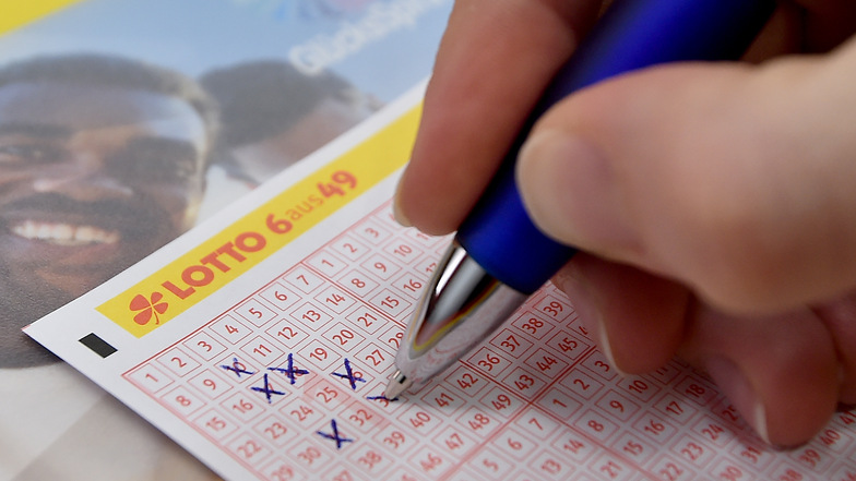Ein Mann aus dem Kreis Leipzig hat am Wochenende 2,5 Millionen Euro beim Lotto gewonnen.