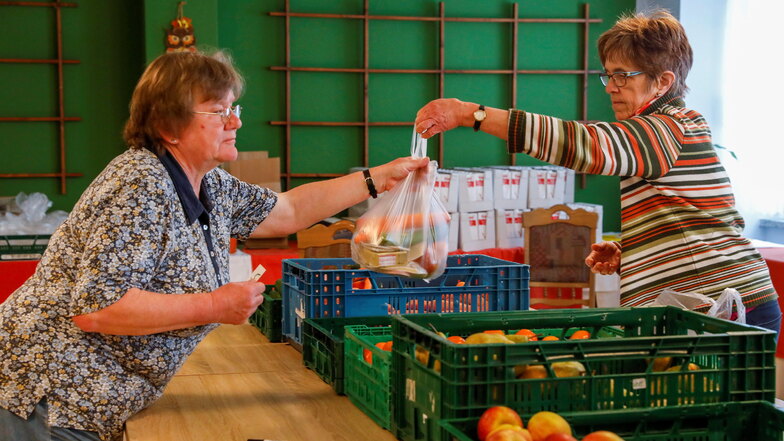 Sie kommen mit dem Tütenpacken kaum noch hinterher: Ehrenamtliche Helfer beim VbFF in Zittau versorgen seit Wochen über 300 Geflüchtete aus der Ukraine mit Lebensmitteln.