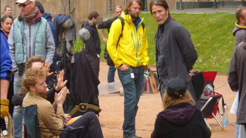 2011 stand Mads Mikkelsen (in grauer Jacke) im Dresdner Zwinger vor der Kamera für die Verfilmung des Enquist-Romans "Der Besuch des Leibarztes". Ins Kino kam der Film 2012 unter dem Titel "Die Königin und der Leibarzt".
