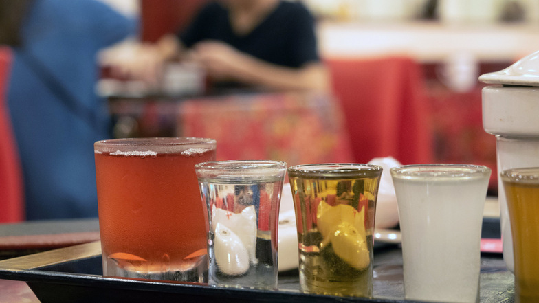 Die rote Flüssigkeit ist Schlangenblut mit Honig: Diese Drinks gehören zum Schlangenmenü auf dem Huaxi Street Tourist Night Market in Taipei.