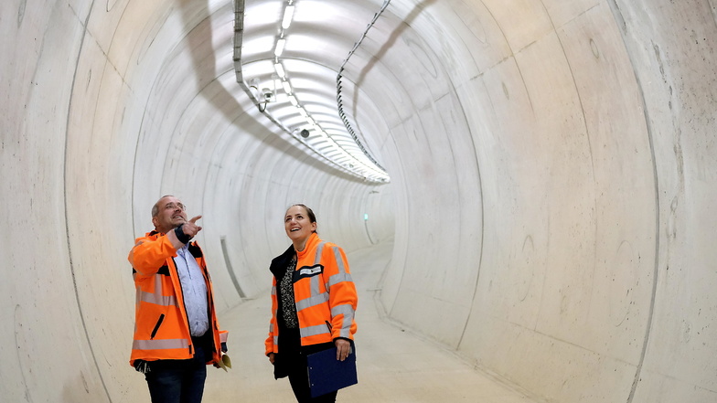Wolfram Dorschner und Rosalie Stephan vom Landesamt für Straßenbau und Verkehr in der Rettungsröhre des Schottenbergtunnels.