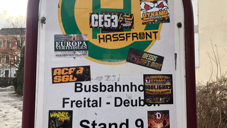 Am Busbahnhof in Freital-Deuben dominieren Sticker von Dynamo Dresden. Doch auch politische Botschaften, wie hier von der rechtsextremen Kleinstpartei "Dritter Weg" sind zu finden.