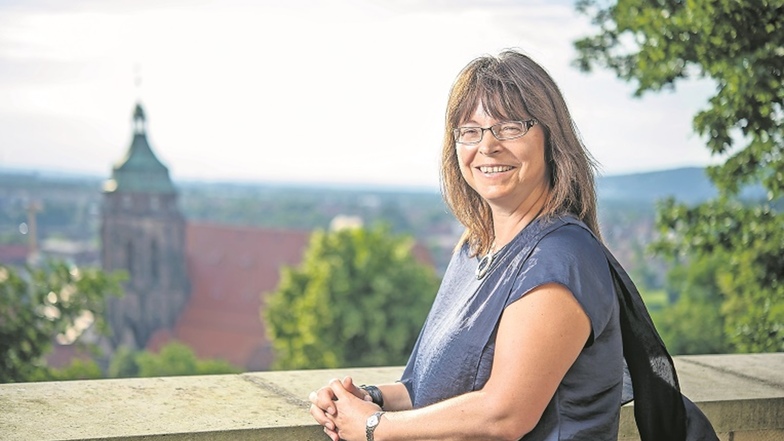 Susanne Ramm-Dittrich blickt vom Sonnenstein aus über Pirnas Dächer. In zehn Jahren Schöffendienst hat sie manch dunkle Seite ihrer Heimat kennengelernt.