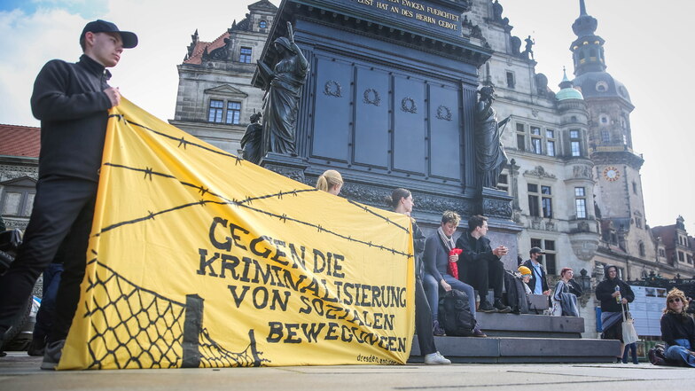 Noch am Mittwochnachmittag versammelten sich rund 100 Menschen vor dem Oberlandesgericht auf dem Dresdner Schlossplatz und bekundeten ihre Solidarität mit der "Letzten Generation".