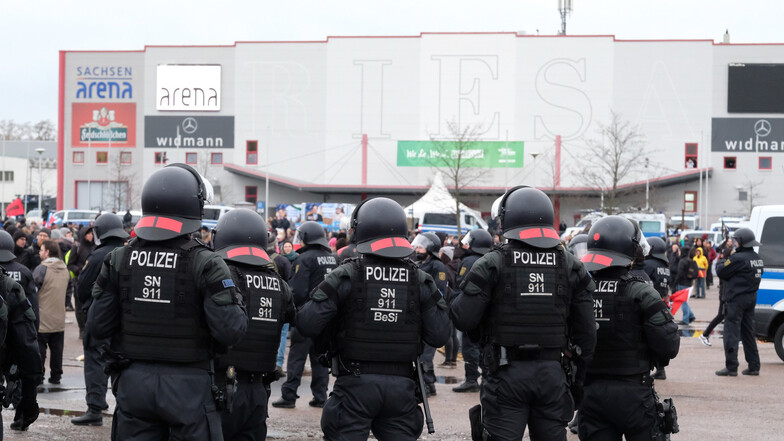 Die Polizei am Rande der Kundgebung vor der Sachsenarena. Foto: Sebastian Willnow/dpa