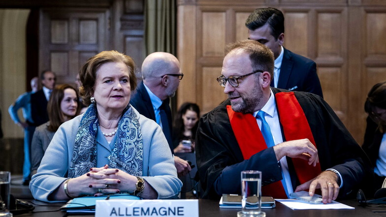 Tania von Uslar-Gleichen (l), Generaldirektorin für Rechtsangelegenheiten von Deutschland, vor dem Internationalen Gerichtshof in Den Haag.