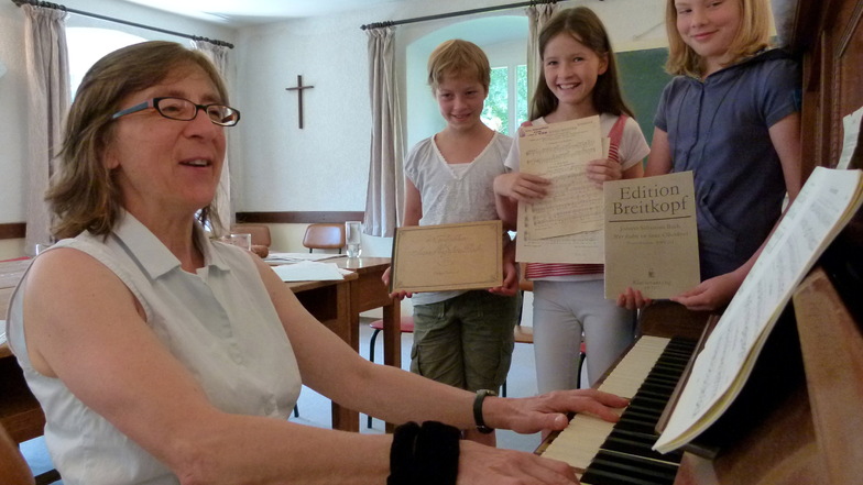 Kreiskantorin Ulrike Scheytt hat in ihrer Görlitzer Zeit mit vielen Kindern und Chören geprobt und einigen das Orgelspiel beigebracht.