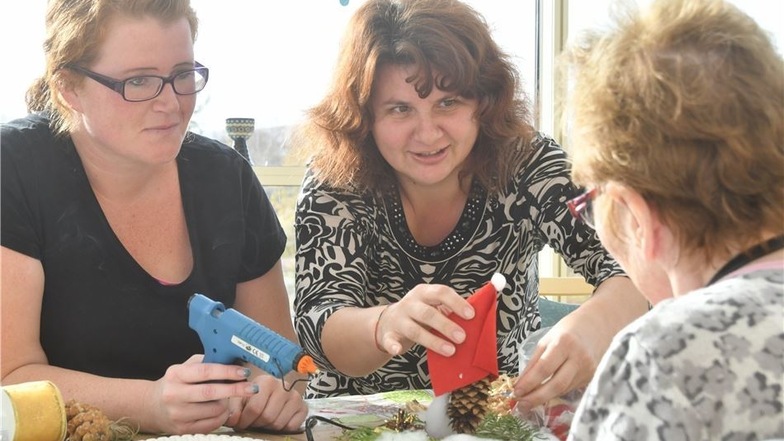 Yvonne Thomalla und Helena Popow (v.l.) basteln beim Projekttag im ASB-Pflegeheim in Neustadt mit einer Bewohnerin. Die Frauen können dadurch Praxiserfahrungen sammeln und die Senioren freuen sich über die neuen Gesichter.