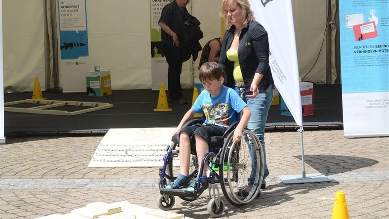 Hindernisparcours für Rollstuhlfahrer zum selbst testen.