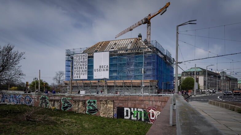 Eingerüstet und schon mit neuem Dachstuhl: So sah das Blockhaus im April 2022 aus.