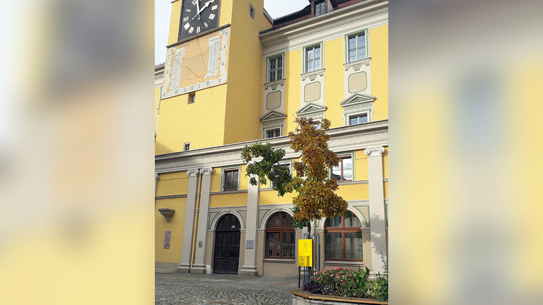 In diesen gelben Briefkasten, der auf dem Hauptmarkt vorm Bautzener Rathaus steht, können Kinder ihre Einsendungen für das Adventskalender-Gewinnspiel einwerfen.