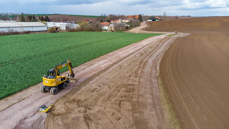 Für den Landwirtschaftsbetrieb Gröbner lässt das Landesamt für Straßenbau und Verkehr in Zschäschütz einen neuen Wirtschaftsweg bauen. Er ist nicht für die Öffentlichkeit bestimmt.