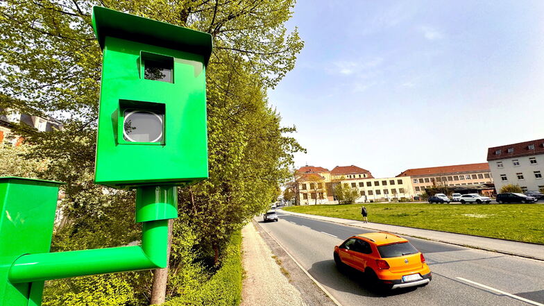 Der Blitzer an der Theodor-Körner-Allee wurde ein Stück nach hinten und auf die andere Straßenseite gestellt. Außerdem erscheint er nun "getarnt" in Grün.