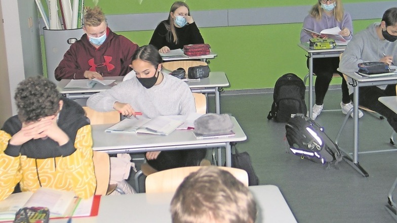 In der Oberschule Schleife starteten Zehntklässler gestern mit Gemeinschaftskunde. Obwohl sie froh sind, wieder in der Schule zu sein, mussten sie mit dem Präsenzunterricht anscheinend erst wieder warm werden.