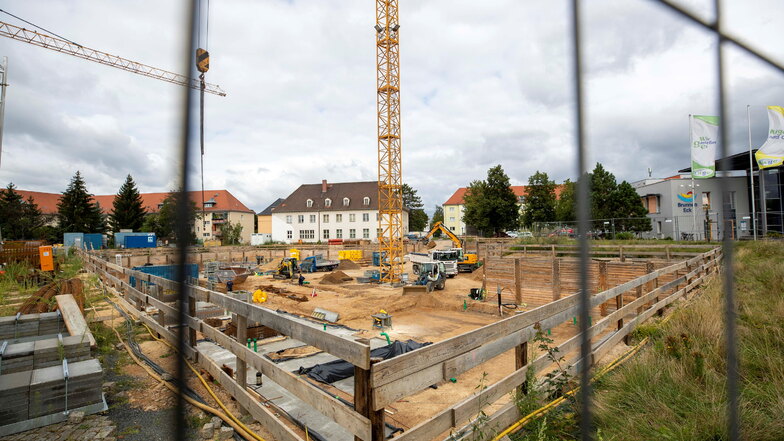 Die Baustelle von Heidenaus Neuer Mitte an der Bahnhofstraße wächst langsam in die Höhe.
