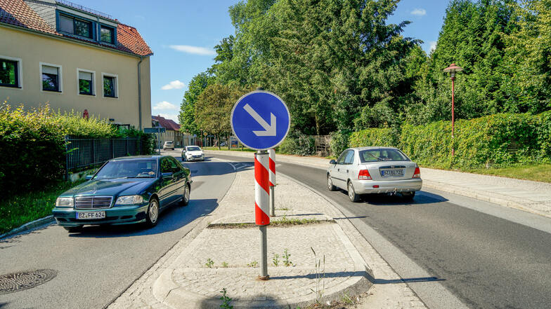 Diese Insel an der Kamenzer Straße in Bischofswerda ist für Fußgänger keine echte Hilfe: Wer aus Richtung Innenstadt die Straße überqueren will, hat kaum eine Chance, Autos rechtzeitig zu erkennen.