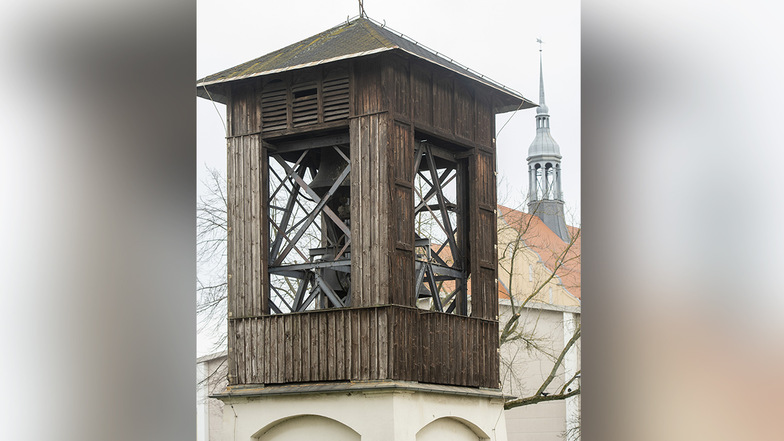 Zwei Türme, deren Geschichte miteinander verbunden ist: der auf dem Heidenauer Gymnasium (Hintergrund) und der frei stehende Glockenturm.
