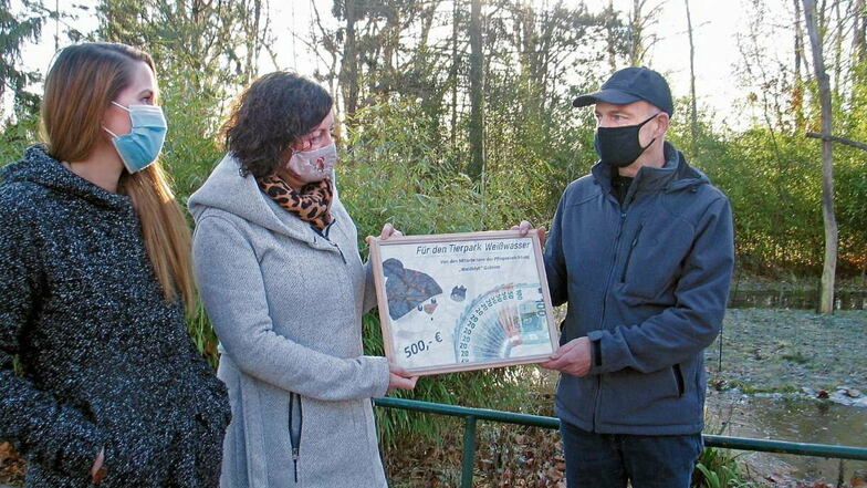Maria Hasse und Diana Ganick vom Pflegeheim Waldidyll Gablenz überreichen Tierparkleiter Gert Emmrich (v.li.) eine Spende über 500 Euro.