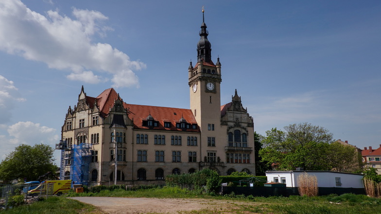 Am Rathaus Dresden-Cotta muss die Sanierung abgebrochen werden, weil die Finanzierung nicht mehr steht.